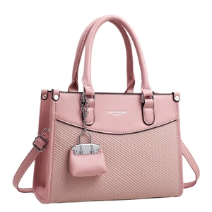Sac fourre-tout en cuir rose avec panneau tissé et mini breloque argentée chic