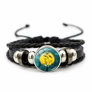Dettaglio macro del bracciale in pelle di Halloween con pipistrelli e cabochon