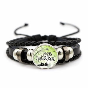 Dettaglio del bracciale Halloween multistrato con ciondolo in vetro e motivi di pipistrelli