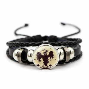 Dettaglio del bracciale in pelle intrecciata Halloween con gemma di vetro e perline
