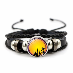 Dettaglio del bracciale di Halloween intrecciato a mano con perle e ciondolo gatto nero e castello