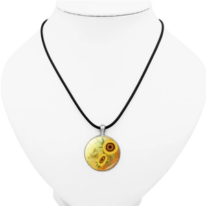 Collier cabochon tournesol avec pendentif argenté et cordon noir sur un mannequin