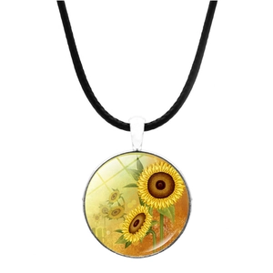 Détail du pendentif tournesol en verre sur un cordon en cuir noir avec fermoir argenté