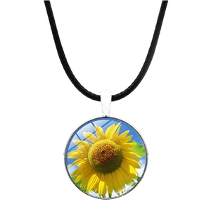 Détail du pendentif tournesol en verre cabochon avec collier en cordon de cuir noir