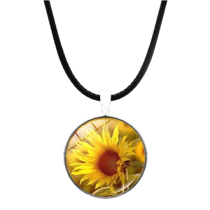 Détail du pendentif en verre tournesol avec cadre argenté et cordon noir de collier