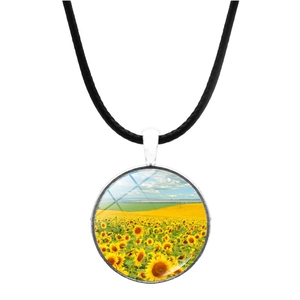 Gros plan du collier pendentif tournesol avec cadre en métal argenté et cordon en cuir
