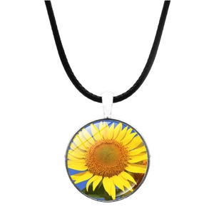 Vue détaillée du pendentif cabochon en verre tournesol avec cordon en cuir noir