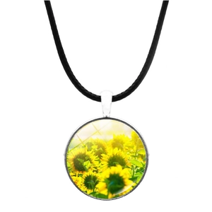 Vue détaillée d'un pendentif tournesol en verre avec un collier en cordon de cuir noir