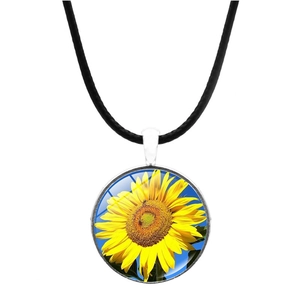 Détail du pendentif cabochon en verre de tournesol sur un cordon en cuir noir