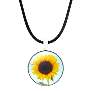 Détail du collier avec pendentif tournesol, cadre en métal argenté et cordon en cuir