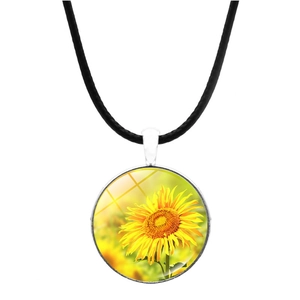 Détail macro du pendentif cabochon tournesol avec cordon noir et fermoir argent