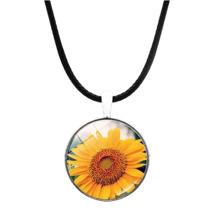 Détail du pendentif cabochon tournesol sur cordon de collier noir élégant