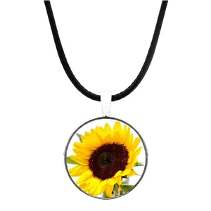 Détail du pendentif en verre tournesol avec cordon en cuir noir et cadre en métal argent
