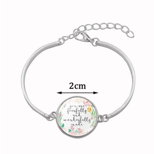 Bracelet jonc argenté avec cabochon en verre floral et citation biblique inspirante