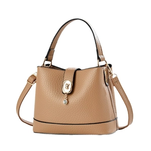 Elegante borsa a secchiello marrone da donna con pelle motivo litchi e ciondolo orso d'oro