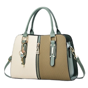 Sac à main élégant tricolore en cuir avec panneau tissé et pendentif lapin doré