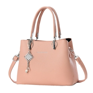 Sac à main rose en cuir grainé avec pendentif perle et bandoulière réglable pour femmes
