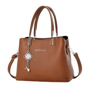 Sac cabas marron grainé avec imprimé FASHION & BAG et breloque perle élégante
