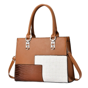 Modehandtasche in Braun und Weiß mit Krokotextur und verstellbarem Schultergurt