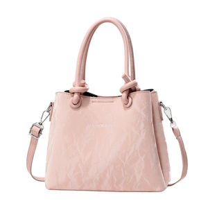 Sac seau rose pâle à texture plissée brillante avec poignées et bandoulière réglable