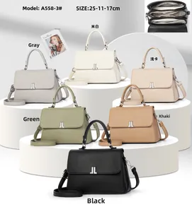 Détail de sacs à main spacieux en similicuir grainé avec plusieurs options de couleur