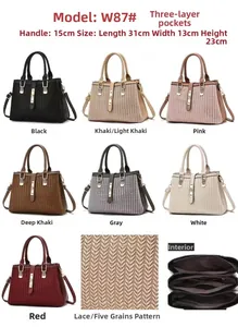 Dettaglio della borsa a mano intrecciata con tre scomparti in sette colori differenti