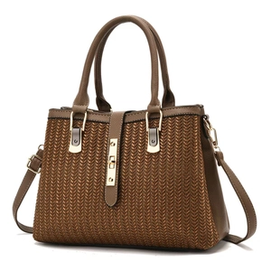 Borsa tote marrone intrecciata con motivo a V metallizzato e tracolla in pelle regolabile