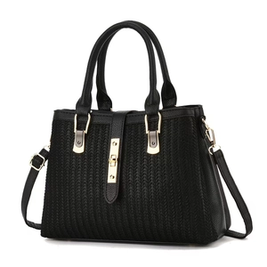 Borsa a mano nera minimalista in pelle a grana e tessuto con chiusura dorata a scatto