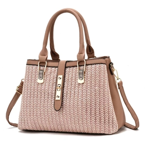 Dettaglio di una borsa tote minimalista in pelle con vista laterale e grana del tessuto
