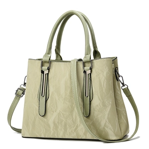Borsa a mano retrò verde chiaro plissettata con dettagli in metallo a T e tracolla regolabile