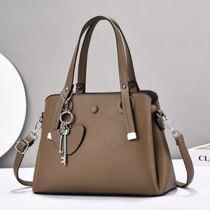 Braune Damen-Handtasche aus Leder mit Herzanhänger, geräumige Umhängetasche für Damen