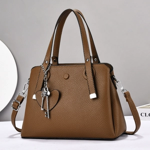 Damen Handtasche aus braunem Leder mit Litschi-Maserung, Doppelgriffen und Herzanhänger