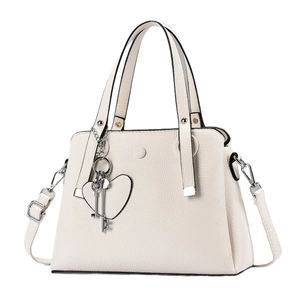 Beige Handtasche aus Leder mit Litschistruktur, Herzanhänger und verstellbarem Riemen