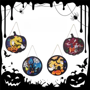 Détail de suspensions LED Halloween en bois multicouches avec motifs citrouille et fantôme