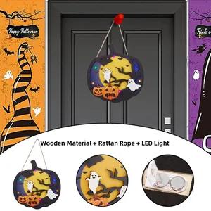 Détail de la plaque d'Halloween en bois avec boîtier LED et corde de suspension