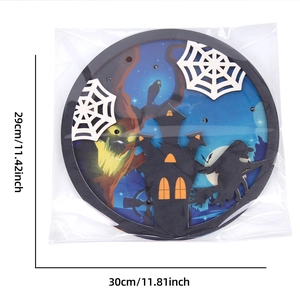 Détail d'une enseigne LED ronde d'Halloween en bois avec silhouettes de sorcière