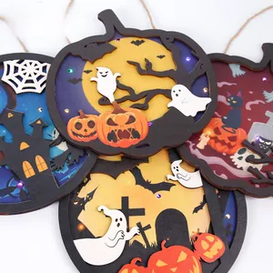 Gros plan de plaques de porte en bois LED Halloween avec motifs citrouille et fantôme