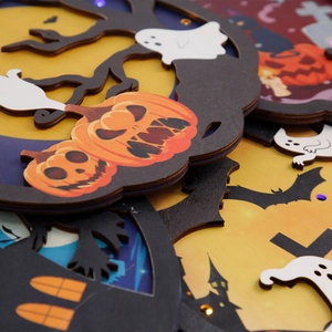 Détail de plaques de porte d'Halloween en bois avec LED, citrouilles et motifs effrayants