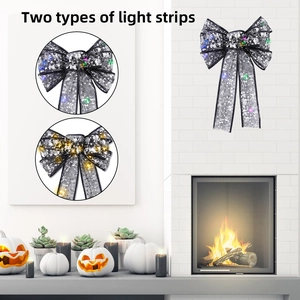 Dettaglio fiocco di Halloween con teschi d'argento e strisce luminose a LED integrate
