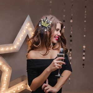 Fermaglio a corona dorata con stelle nere e perle per festa di Capodanno 2026