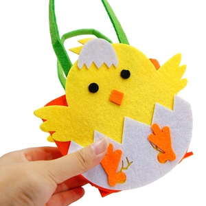 Cartoon chick Easter gift bag made of yellow non-woven fabric with green handles
