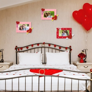 Three-piece Valentine's Day photo frame set with red and pink LOVE heart felt decorations