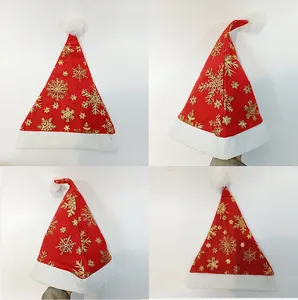 Detailansicht der roten Weihnachtsmütze mit goldenen Schneeflocken und weißem Plüsch