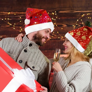 Festliche rote Weihnachtsmützen mit Goldstern- und Herzmuster für Weihnachtsfeiern
