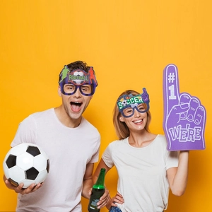Set accessori festa calcio con occhiali divertenti e mano di spugna viola per i fan