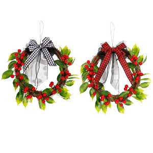 Set de dos coronas de Navidad con bayas rojas, hojas verdes y lazos de cuadros vichy