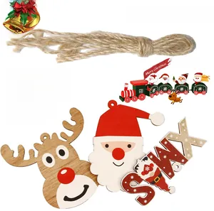 Vue détaillée de suspensions de Noël en bois avec Père Noël, renne et cordes en jute