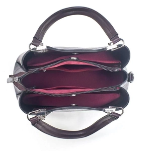 Vue de dessus d'un sac à main motif crocodile avec compartiments intérieurs zippés