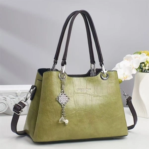 Sac à main vert avec motif pierre, poignées marron foncé et bandoulière amovible