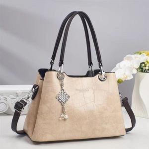 Sac à main élégant en cuir crème à texture croco avec bandoulière amovible